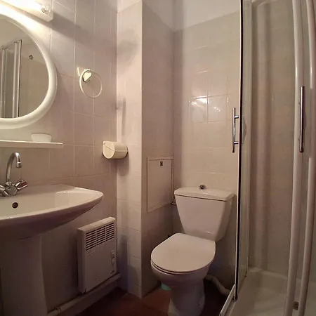 Patio Avec Piscine, à 400m Des Commerces Et 6km De - Animaux Admis - Fr-1-239-83 *